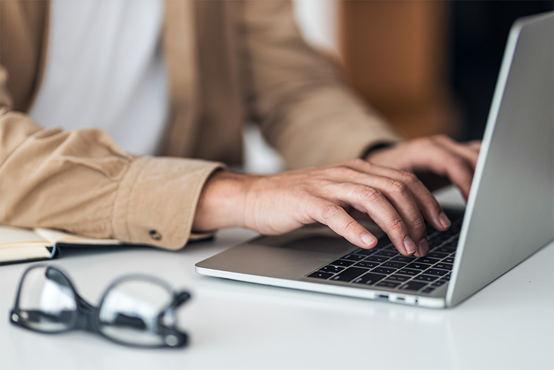 PCに向かってタイプしている